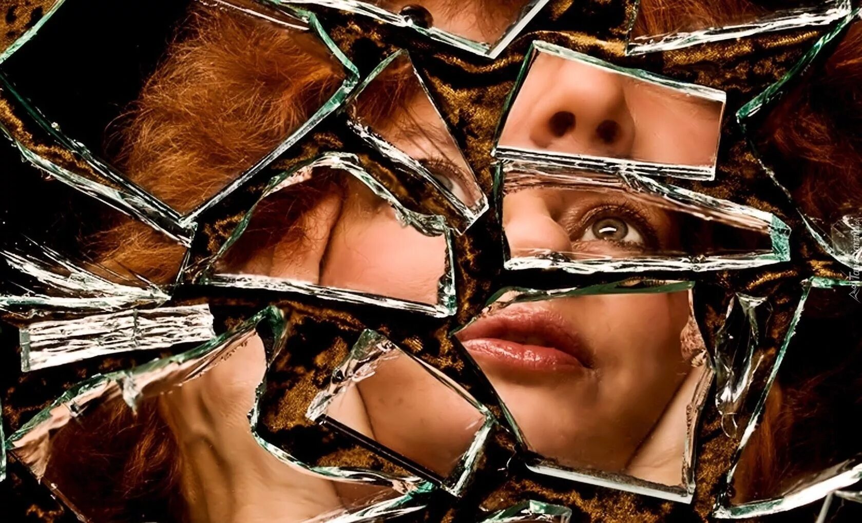 отражение в разбитом зеркале. разбитое зеркало. отражение лица в разбитом зеркале.