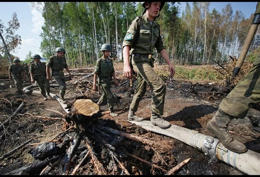 Боевые действия проводимые после пожаров. Военные тушат Лесной пожар. Военные в Сибири. Трубопроводные войска. Ликвидация последствий лесных пожаров.