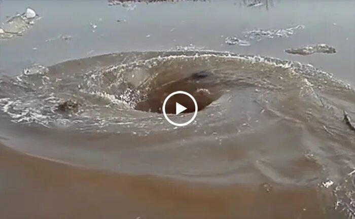 Как в старину называли водоворот в реке. Водоворот на Волге. Водоворот в реке. Водоворот в речке. Настоящий водоворот.