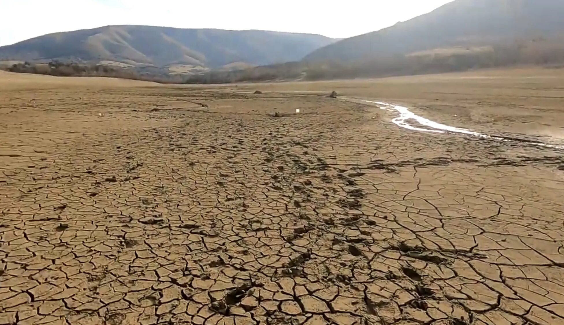Пересыхающие русла рек в африке. Вади пересыхающие реки африки. Вади саудовской аравии. Пересохшее симферопольское водохранилище. Вади пересыхающие реки африки.
