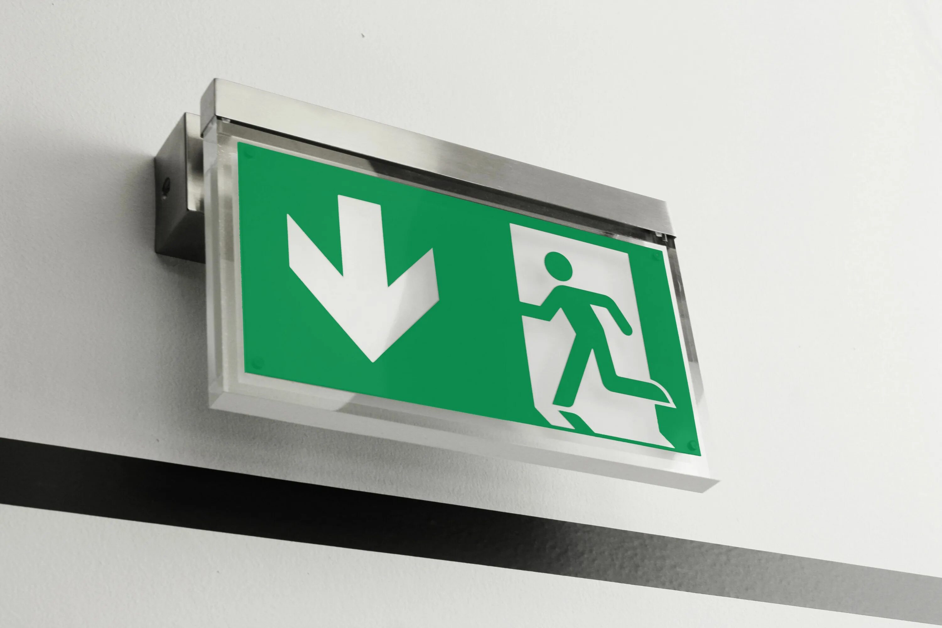 Exit 8 как пройти. Вывеска exit. exit фото. наклейка путь эвакуации. пожарный выход дизайн.