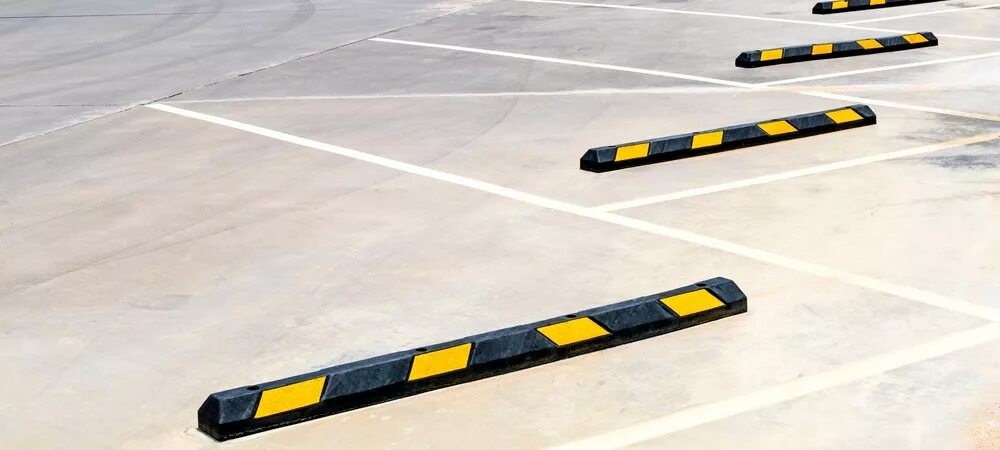 Parking marking. Ограничитель парковки. Парковочные ограждения преимущества. Планка ограничитель для парковки. Длина парковочного ограничителя.