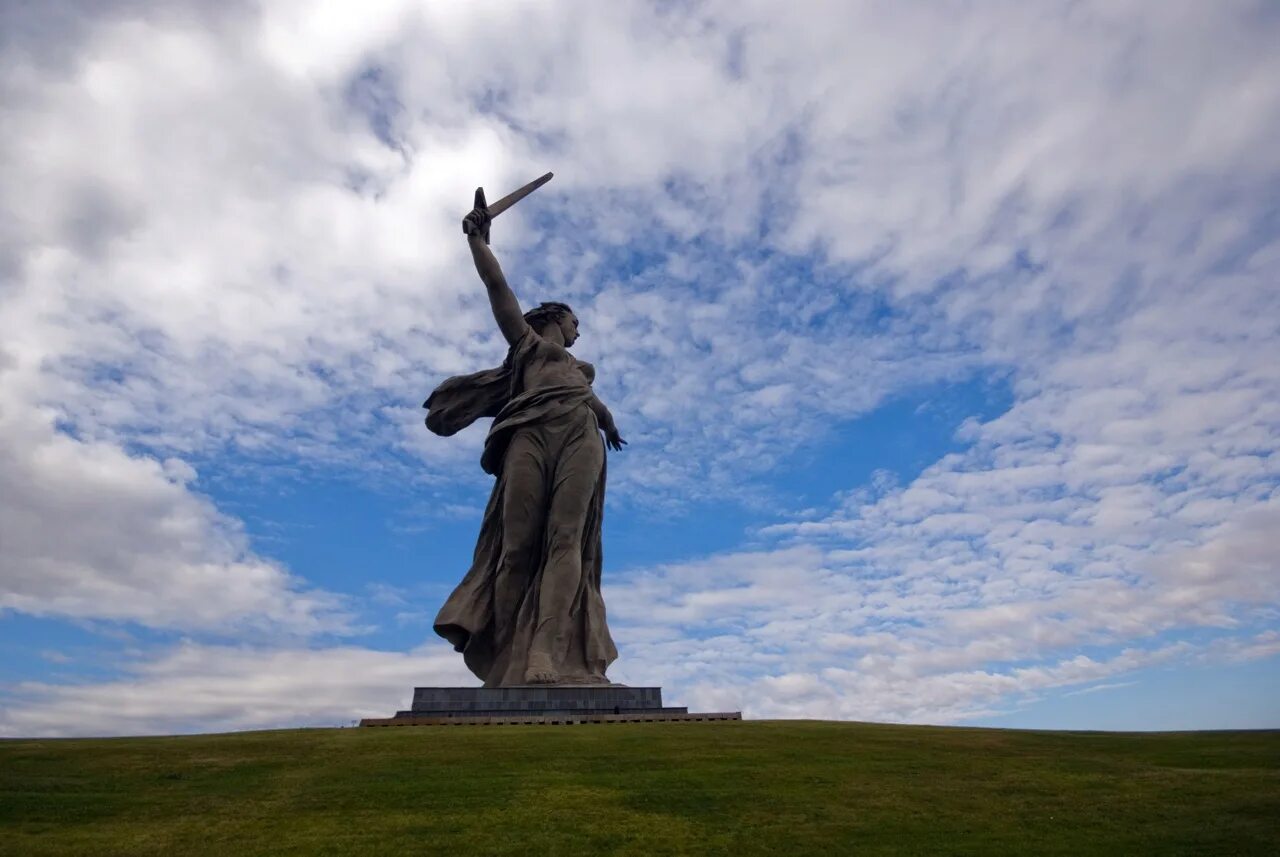 Памятники культуры кургана. Родина-мать Волгоград. Мамаев Курган Волгоград. Мамаев Курган Родина мать. Монумент Родина мать в Волгограде.