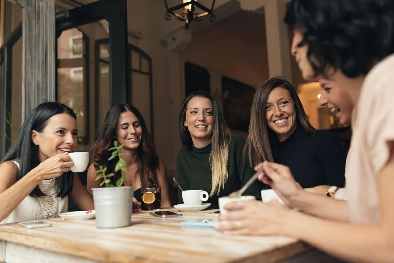 Friends dining. Люди в кофейне. Друзья в кафе. Женщина в кафе. Люди в кафе.