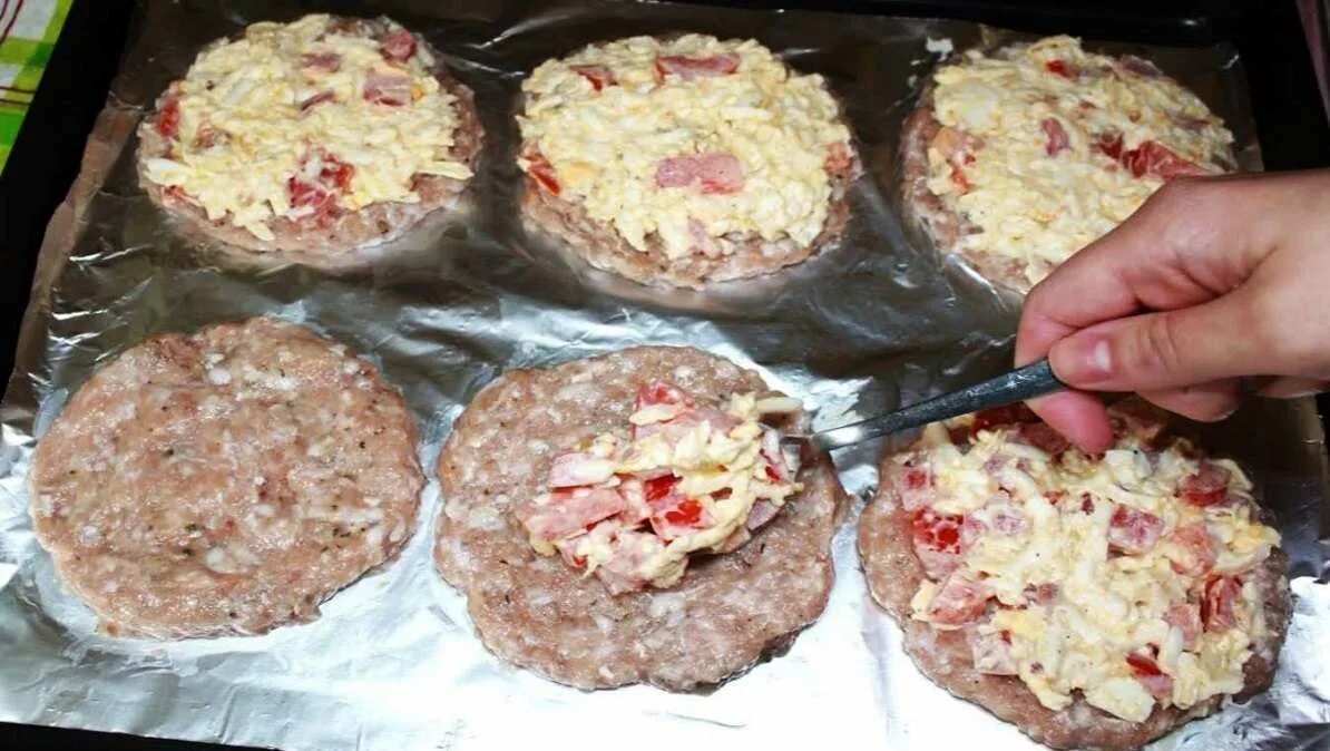 Кроме котлет. Ужин из фарша. вкусненькое из фарша. ужин из фарша в духовке. котлеты под шубой.