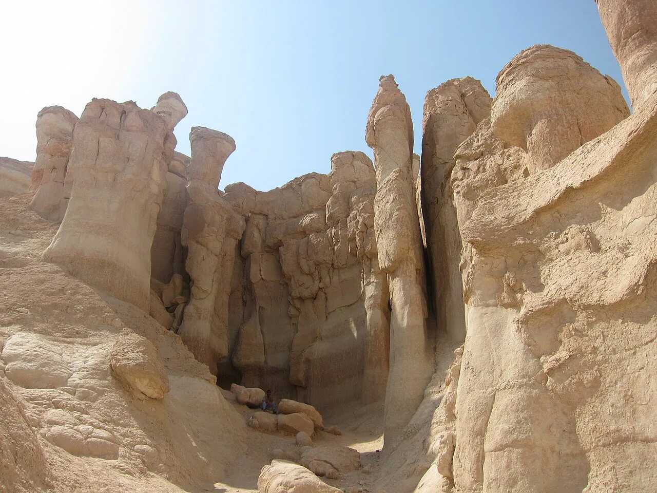 Горы саудовской аравии. Jabal Qarah, Саудовская Аравия. Аль-Ахса Саудовская Аравия пещеры. Камень Аль Наслаа в Саудовской Аравии.