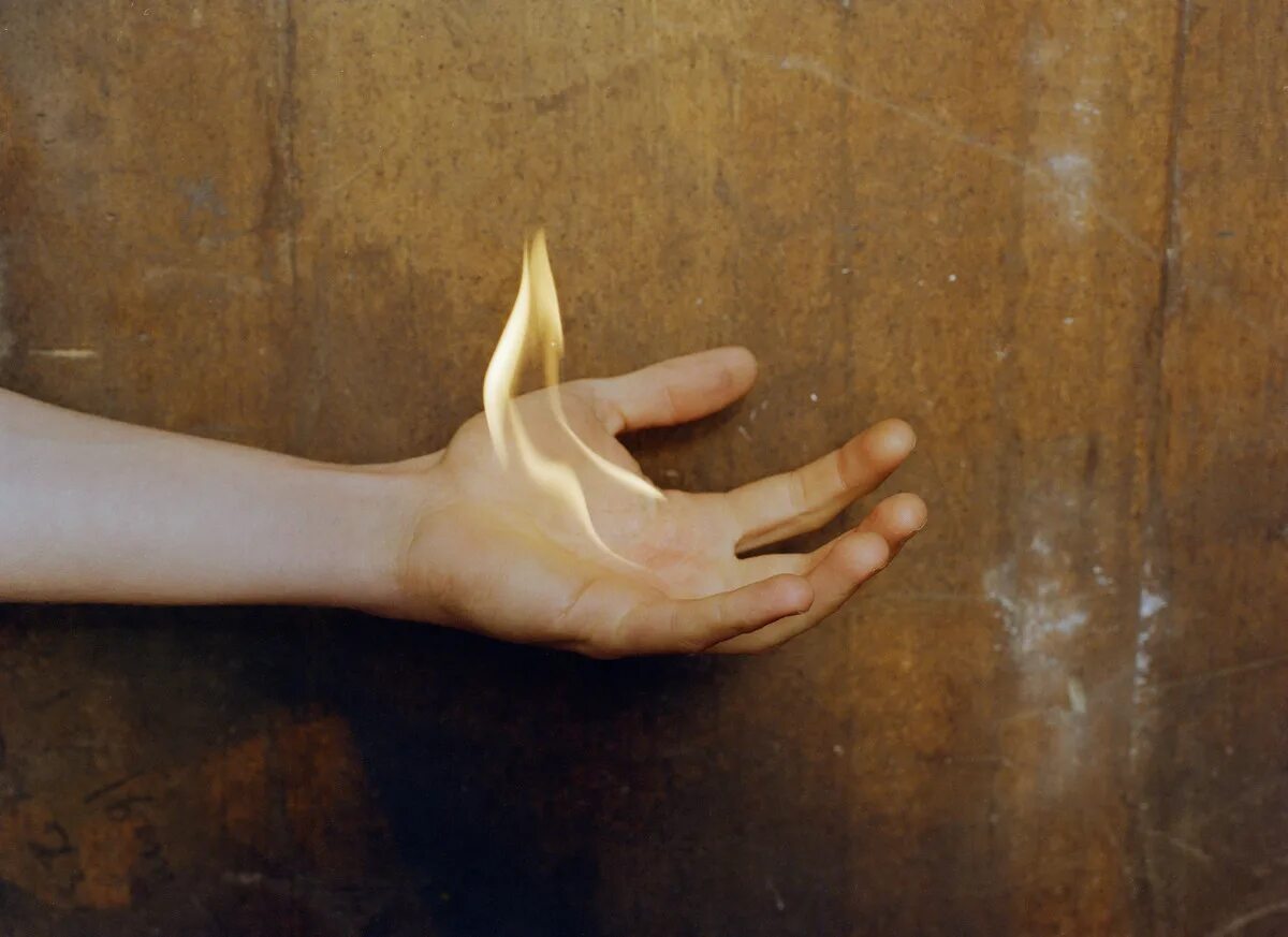 Огонь на ладони. Огонь на ладони. Стихия огня. Фаер шоу. Заклинание магии огня из рук.