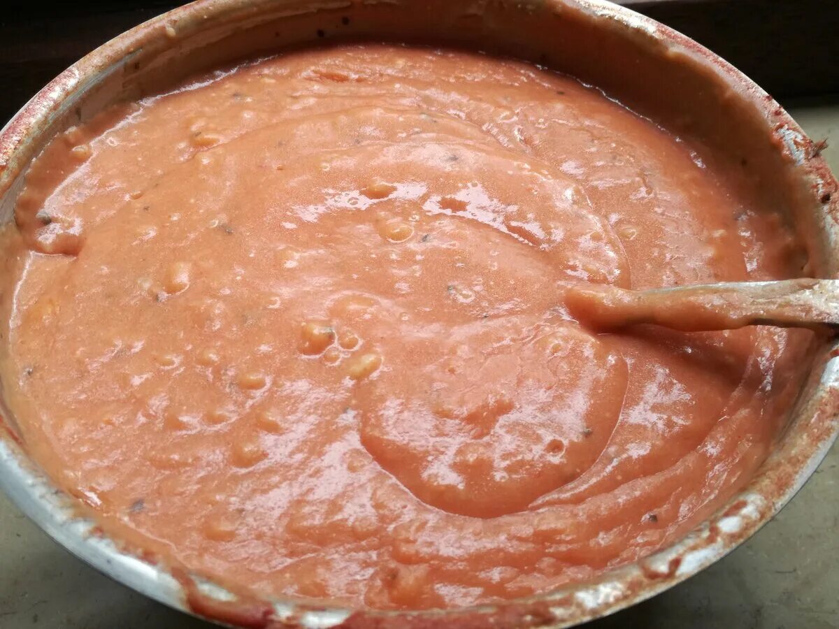 Томатно сметанный соус. Соус сметанный с томатом. То атно сметанный соус. Сметана с томатной пастой соус.