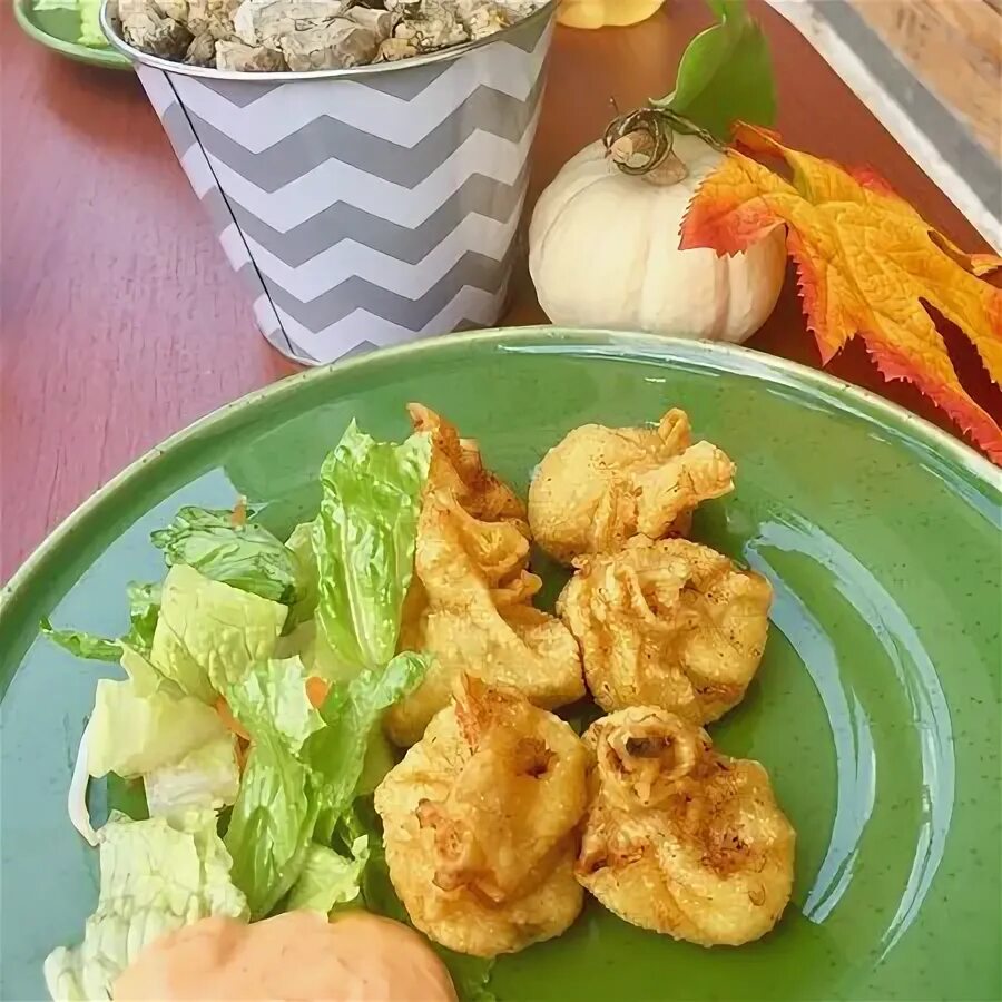 Креветки с брокколи bang bang лазерсон. Мерида еда фото. Салат по сычуаньски с курицей. Банг банг кухня. Огбоно суп.