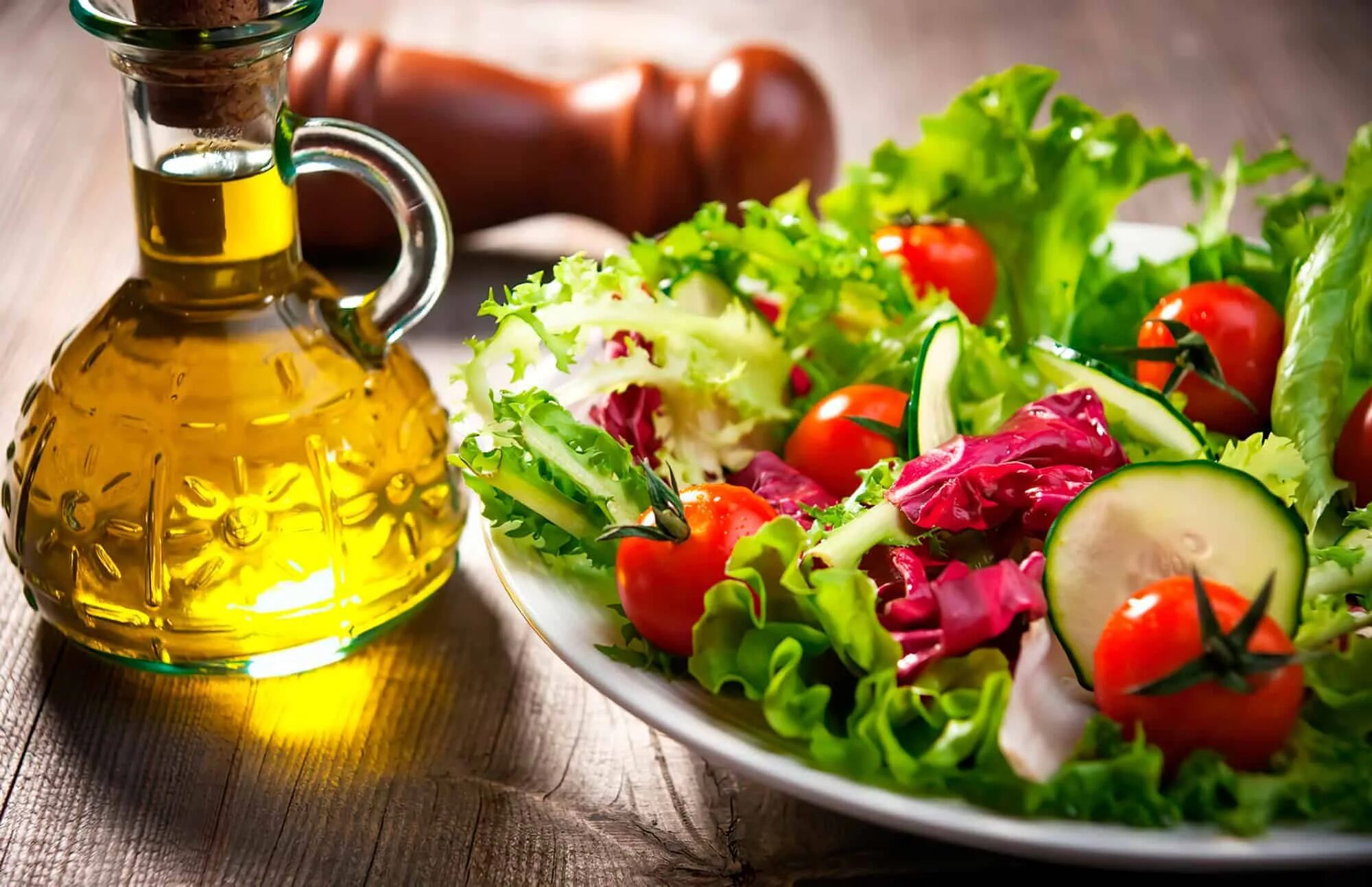 Соус для салата из свежих овощей заправки. Салат с маслом растительным. Салат с оливковым маслом. Салат овощной с маслом. Растительное масло и овощи.