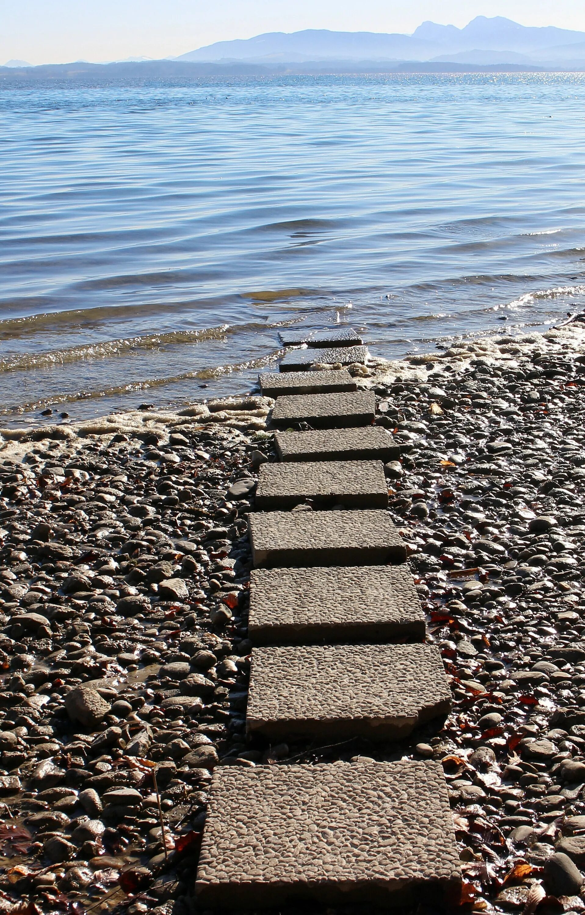 Каменный пляж. Дорожка к морю. Каменный берег. Каменная дорога.