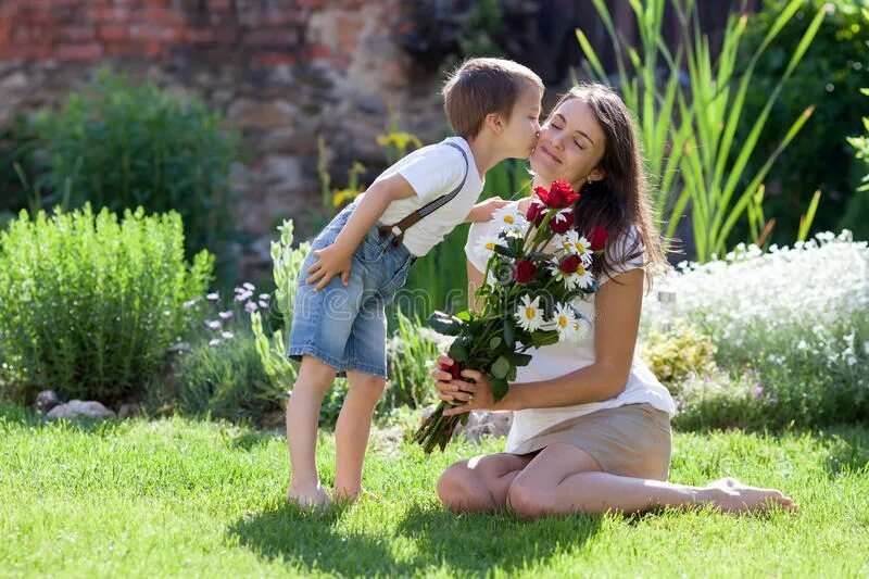 Neighbour mom. Дети с цветами. Ребенок дарит цветы маме. Мальчик дарит цветы маме. Мальчик с цветами.