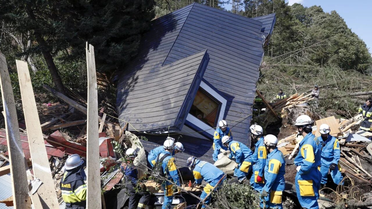 Результаты землетрясения в японии. Землетрясение в японии 2011. землетрясение в японии землетрясения в японии. великое восточно-японское землетрясение 2011 года. сендайское землетрясение в японии.