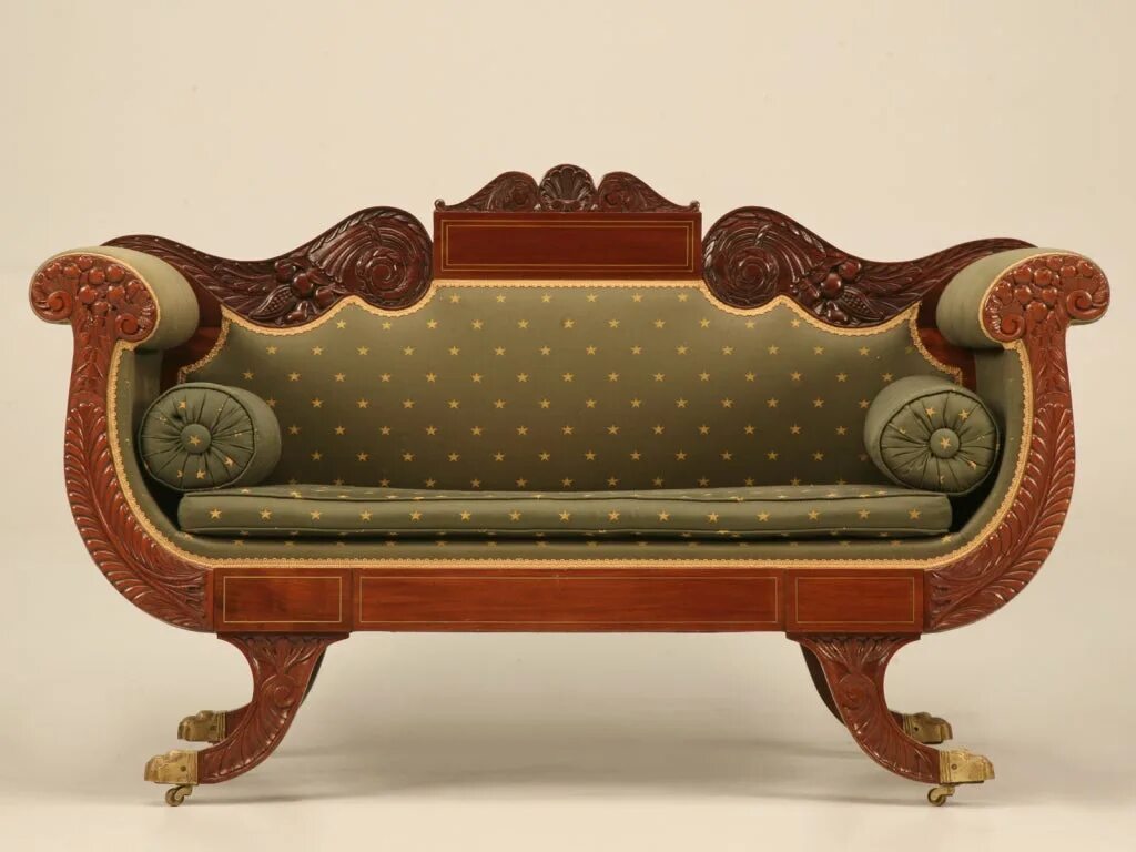 Старина диван. Диван в старинном стиле. Софа в стиле Ампир. Диванчик в стиле Ампир. Антикварный диван.
