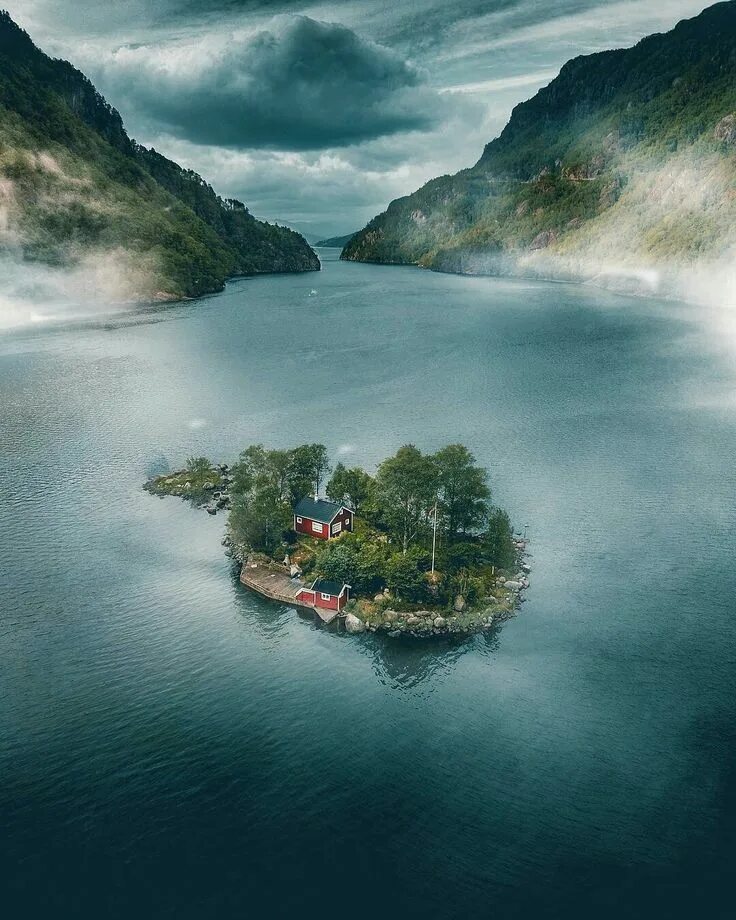 Remote island. Фьорды. Маленький остров. Норвегия. Норвегия море.