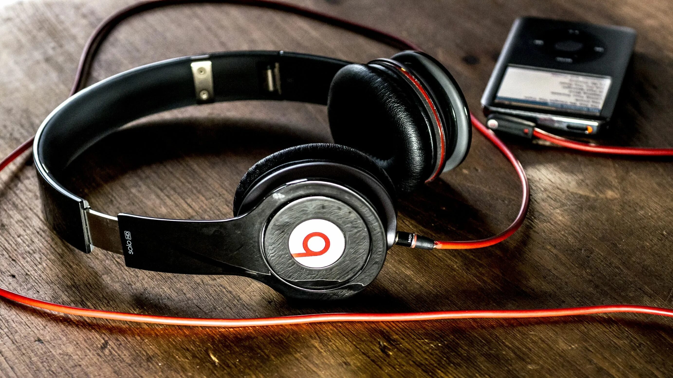 Не работает одна наушников сторона что делать. Meizu ep51 в ушах. Как заставить работать наушники. Надевает наушники. Как заставить работать наушники.