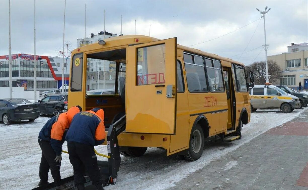 Специализированный автобус для перевозки детей. Автобусы Холмск. Специализированный автобус. Школа автобус дети Холмск. КАМАЗ автобус дети Курилы.