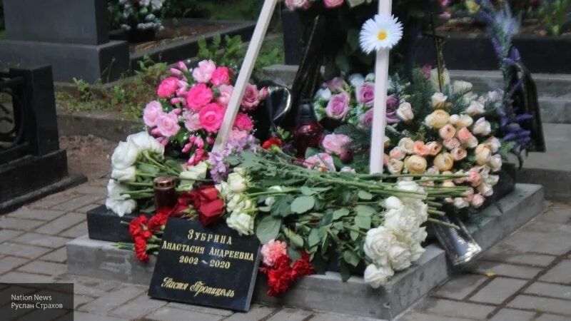 Памятник сергею кузнецову в оренбурге на могиле. Могила насти тропицель на серафимовском кладбище. настя тропицель памятник. кладбище санкт-петербурга настя тропицель.