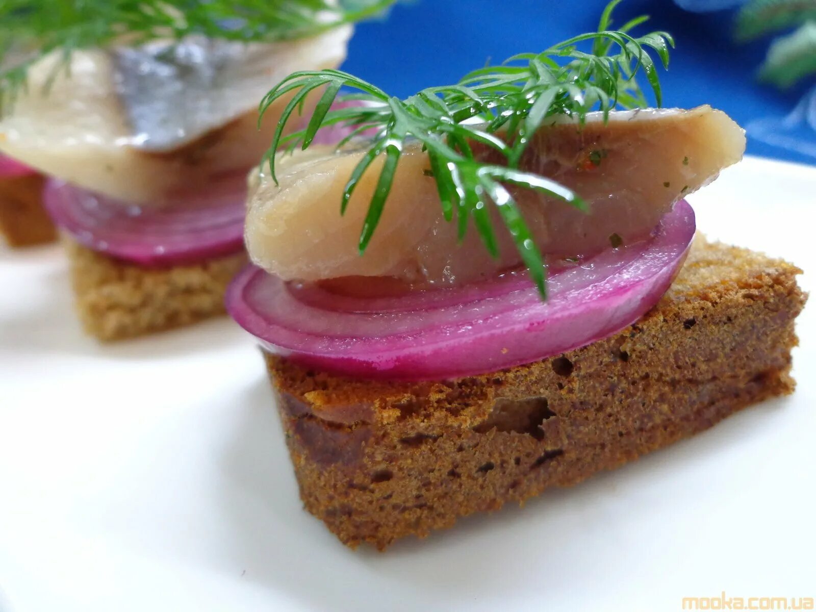 Бутерброды с селедкой. Бутики с селедкой. Канапе на бородинском хлебе с сельдью. Бутерброд с селедкой и яйцом. Форшмак с сельдью.