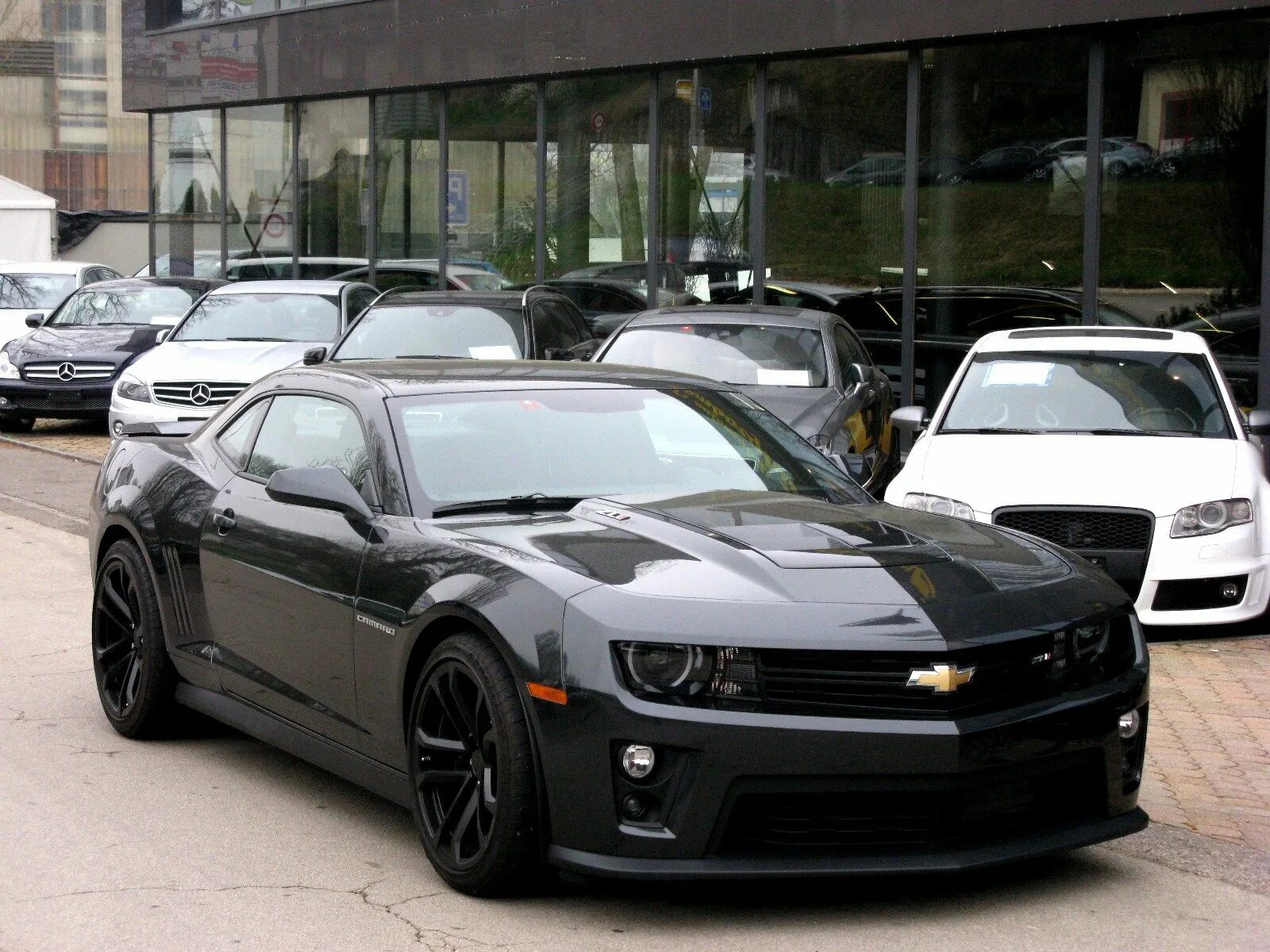Черный шеви. Шевроле Камаро черная. Chevrolet Camaro zl1 черный. Шивралет Камара черный. Chevrolet Camaro zl1 2012 Black.