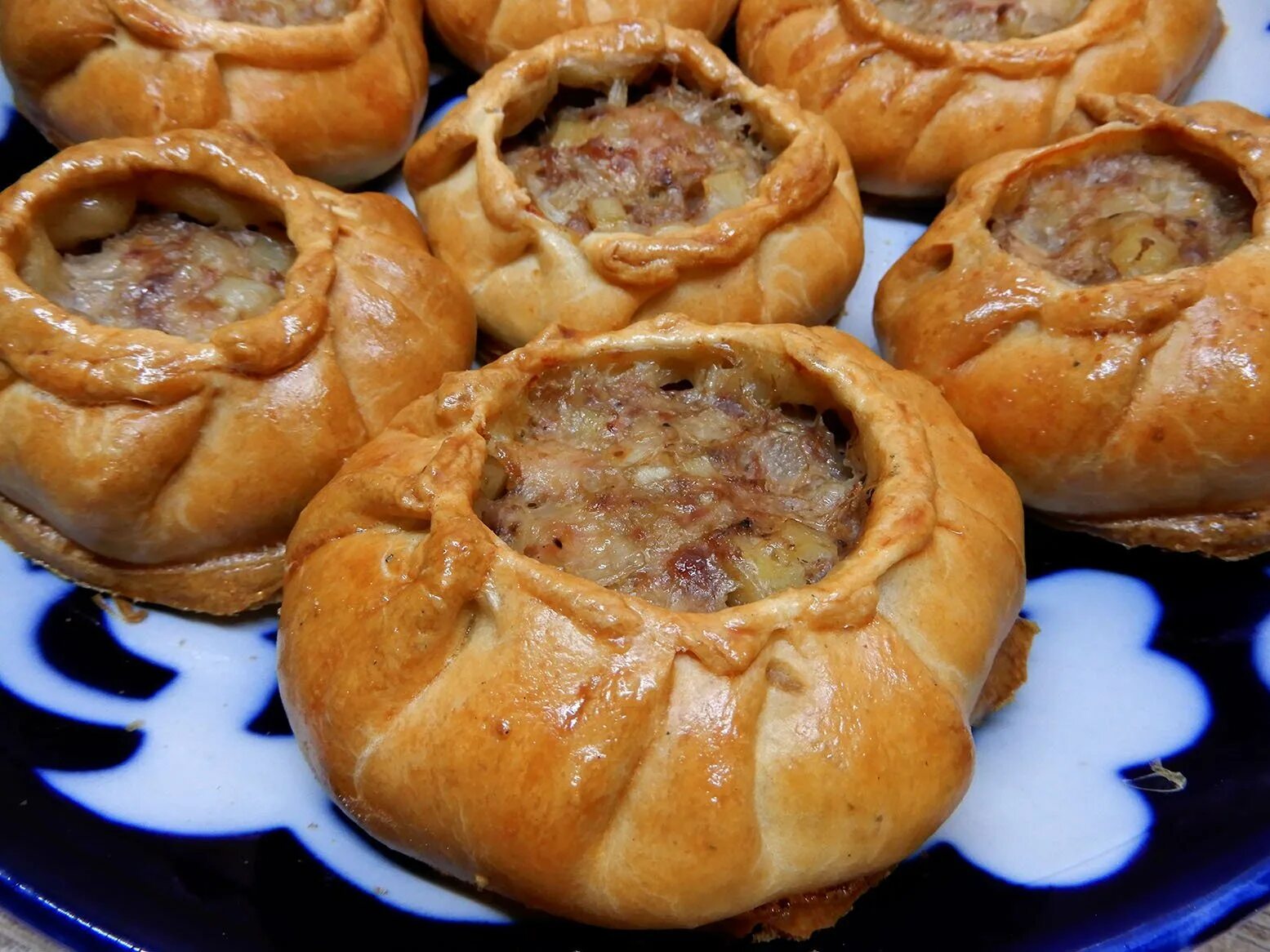 Национальное блюдо из теста с разнообразными начинками