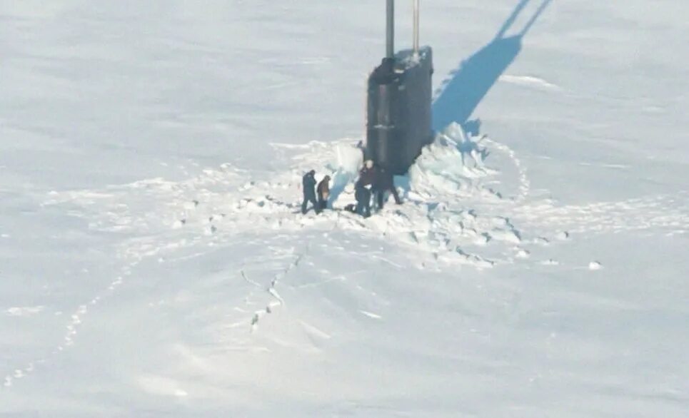 Морозило сильнее зато было. Лодка вмерзла в лед. Американская подлодка вмерзла в лед. Подводная лодка во льдах. Ледовая лодка США.