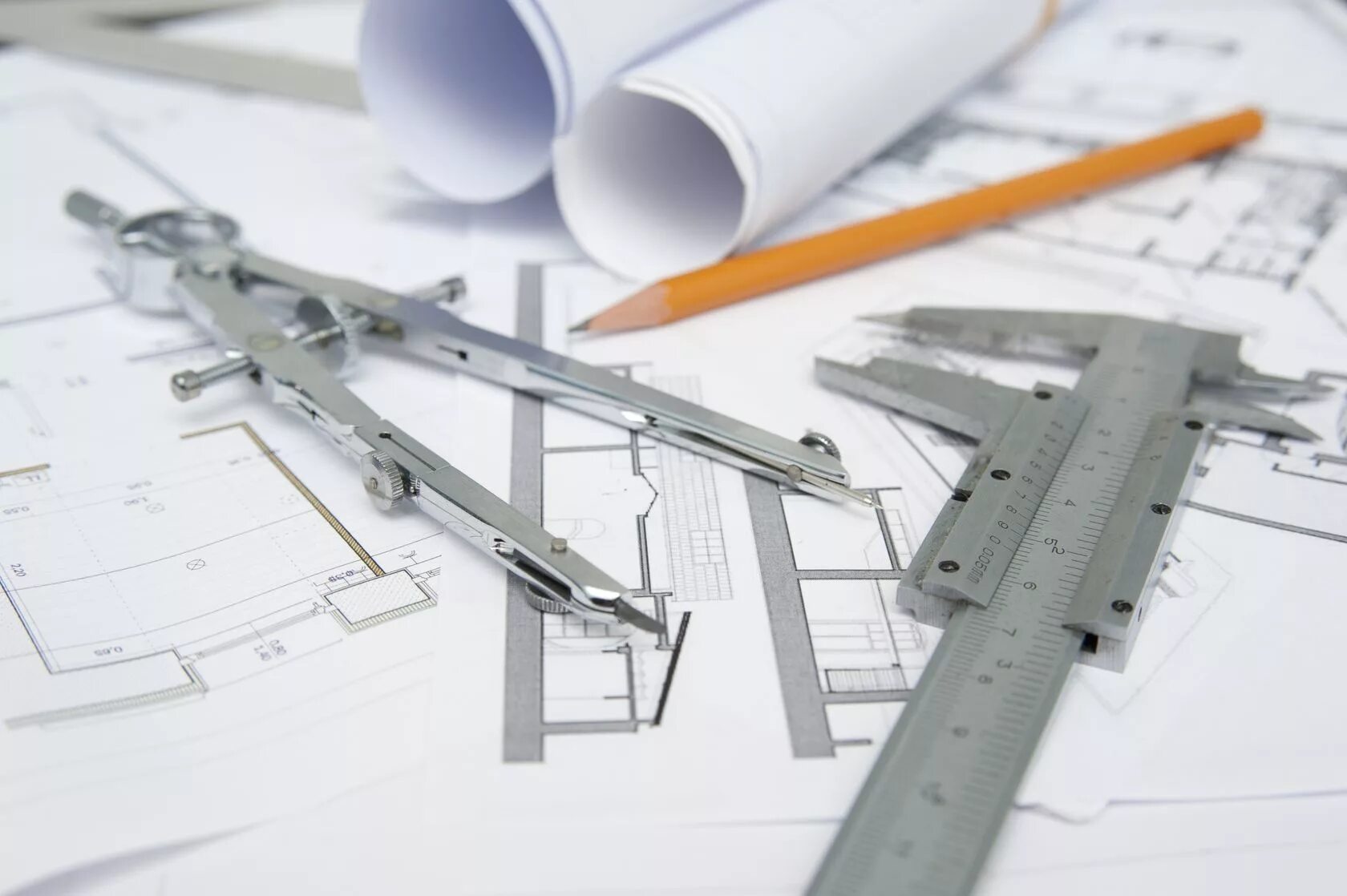 Инженер с чертежами. Заказы на конструкторские разработки. Разработка конструцкторско йдокумер ации. Машиностроение рисунок. Принадлежности архитектора.