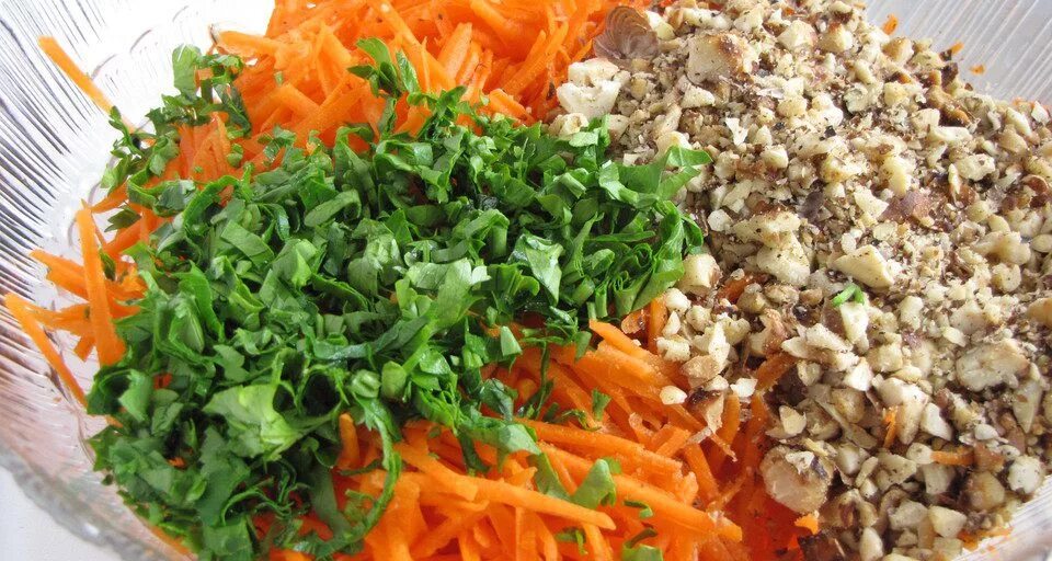 Салат курица орехи морковь. Турецкий салат с морковью. Салат с морковкой и орешками название. Сервировка армянского морковного салата.