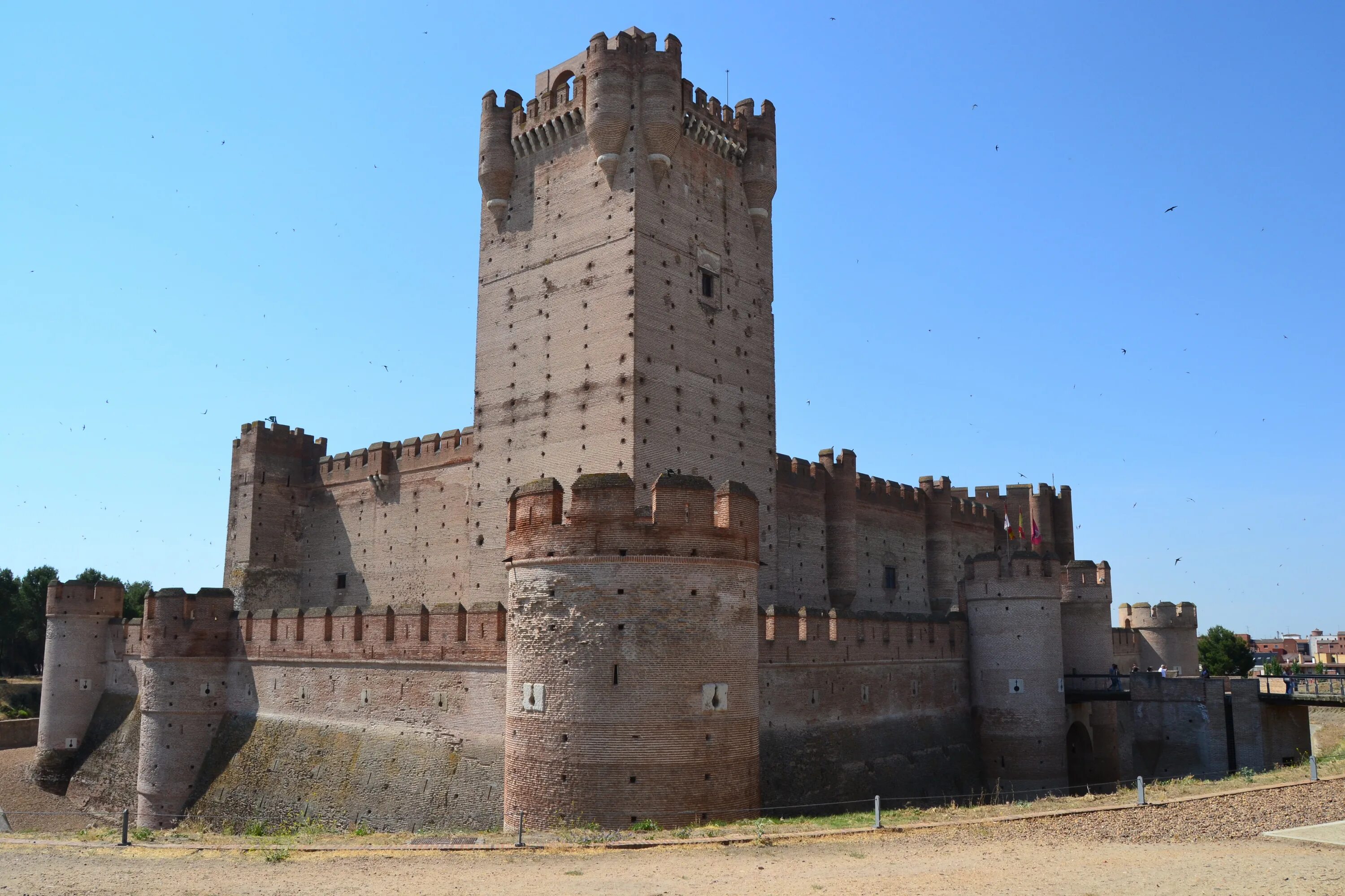 Самая крупная крепость из сохранившихся и действующих. Средневековый дворец Тауэр. Замок Медина дель Кампо. Замок Аревало Испания. Средневековый Рыцарский замок Крепостная стена.