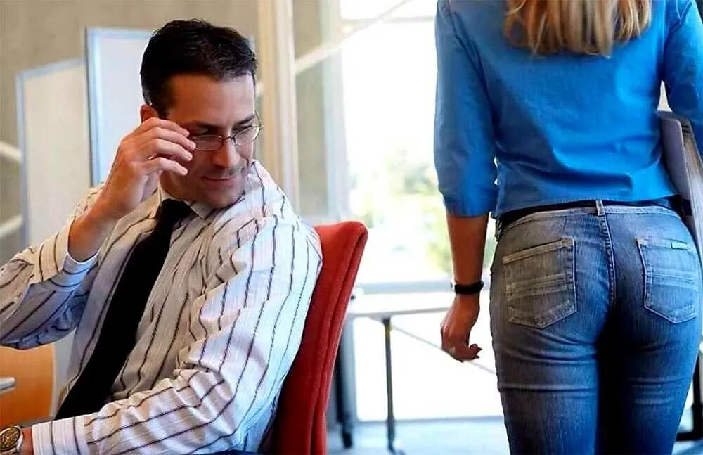 Почему девушки смотрят на других девушек. Женщина завидует. Девушки оборачиваются на парня. Парень знакомится с девушкой на улице. Девушки подружки.