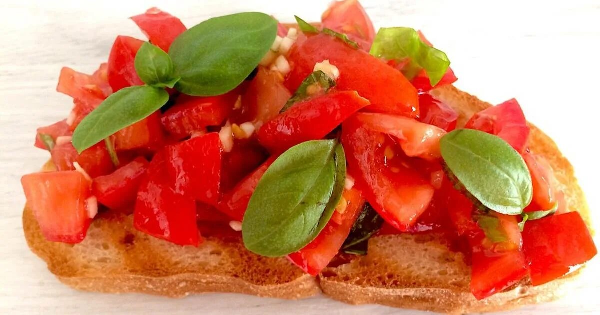 брускетта с томатами и моцареллой. брускетты с базиликом. антипаста брускетта. брускетта с бабагануш. брускетты с помидорами и базиликом.