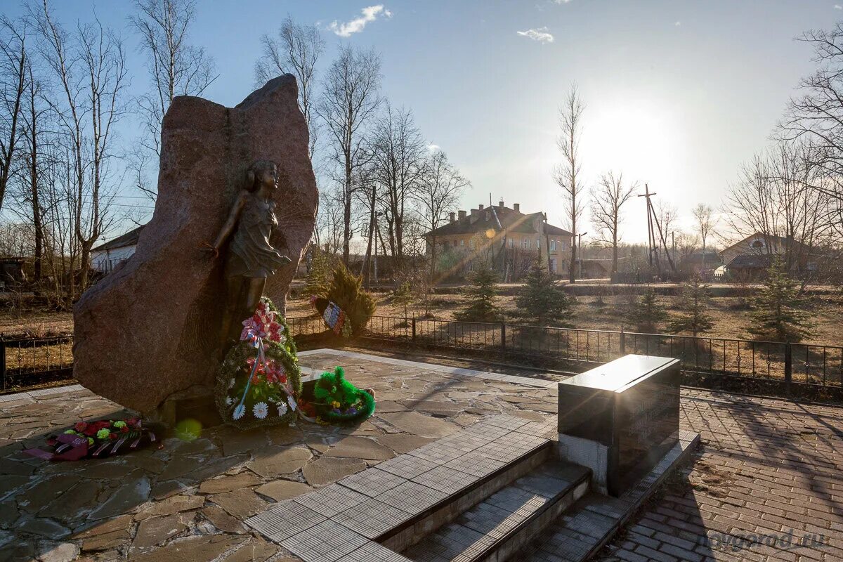 Лычково памятник Ленинградским детям. Мемориал "дети войны" на станции Лычково. Село Лычково Новгородской области Демянский район. Станция Лычково Обелиск погибшим детям. Лычково новгородская область демянский