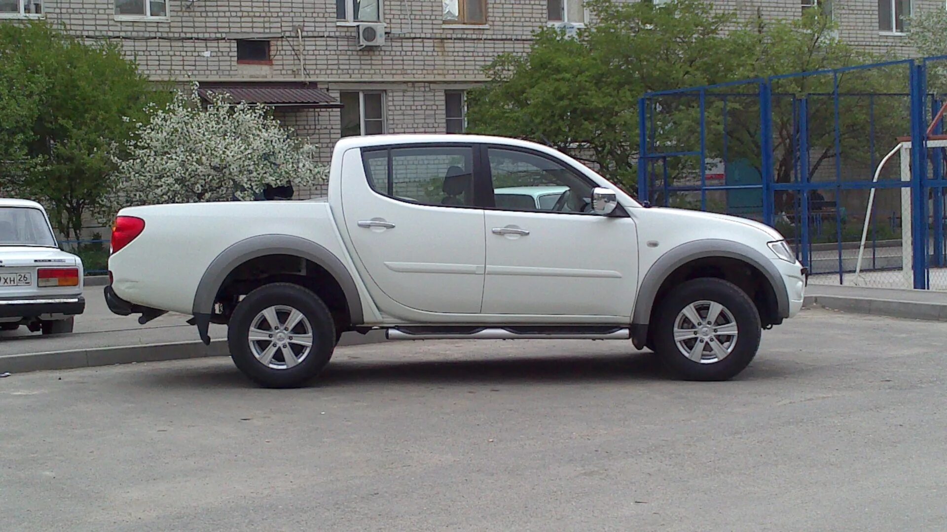 Mitsubishi l200 2011. Мицубиси l200 бортовой. Накладки на борта Mitsubishi l200. Л-200 Мицубиси борт. L200 Mitsubishi 2023 белый.