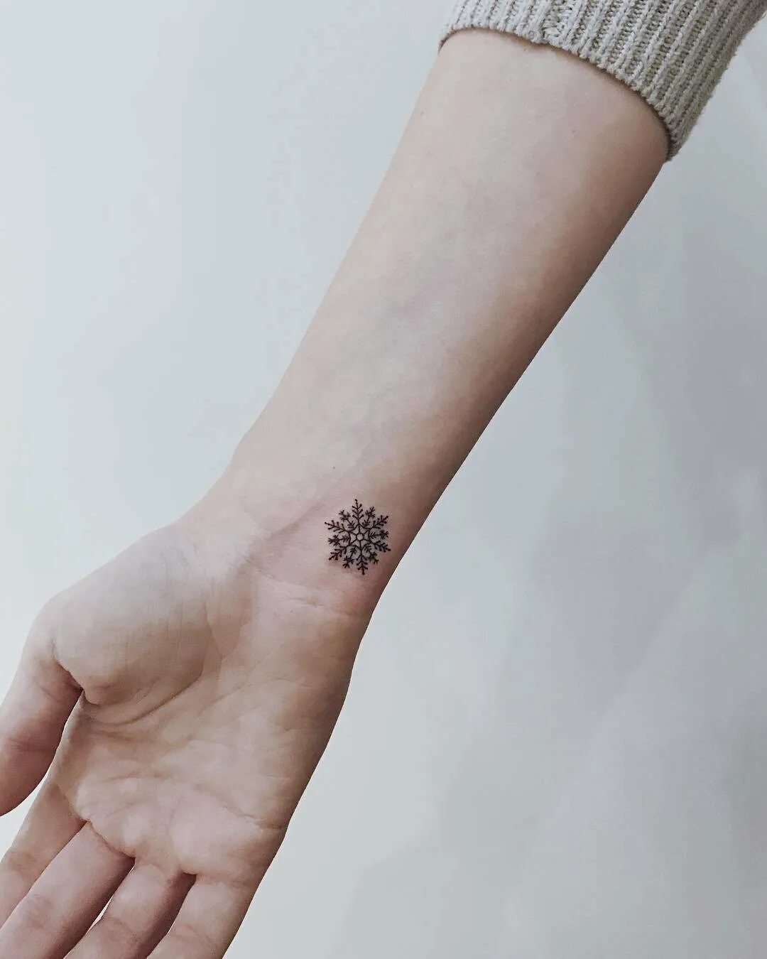 тату на запястье для девушек эскизы. татуировка на запястье для девушек маленькие. тату на запястье для девушек. тату на запястье для девушек маленькие. татуировка на запястье для девушек маленькие.