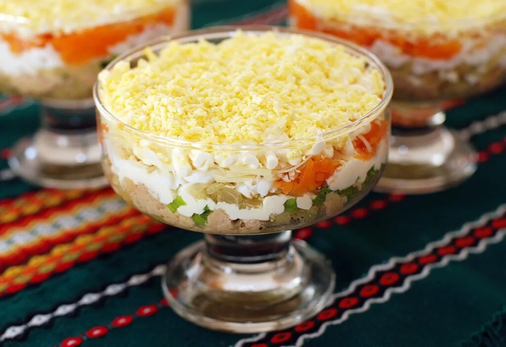 Салат печень трески с яйцами и сыром. Салат спеченью трескит. салат с печенью трески. салат из печени трески слоеный. слоеный салат в креманках.