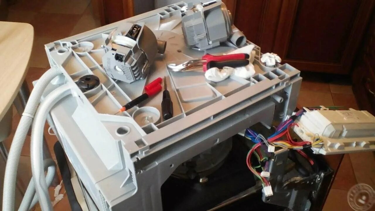 Стиральную машину electrolux w3130h. Ремонт стиральных машин своими руками. Ремонт стиральная машина электролюкс неисправности своими руками. E10 ошибка в стиральной машине electrolux. Промышленная стиральная машина electrolux ремонт.