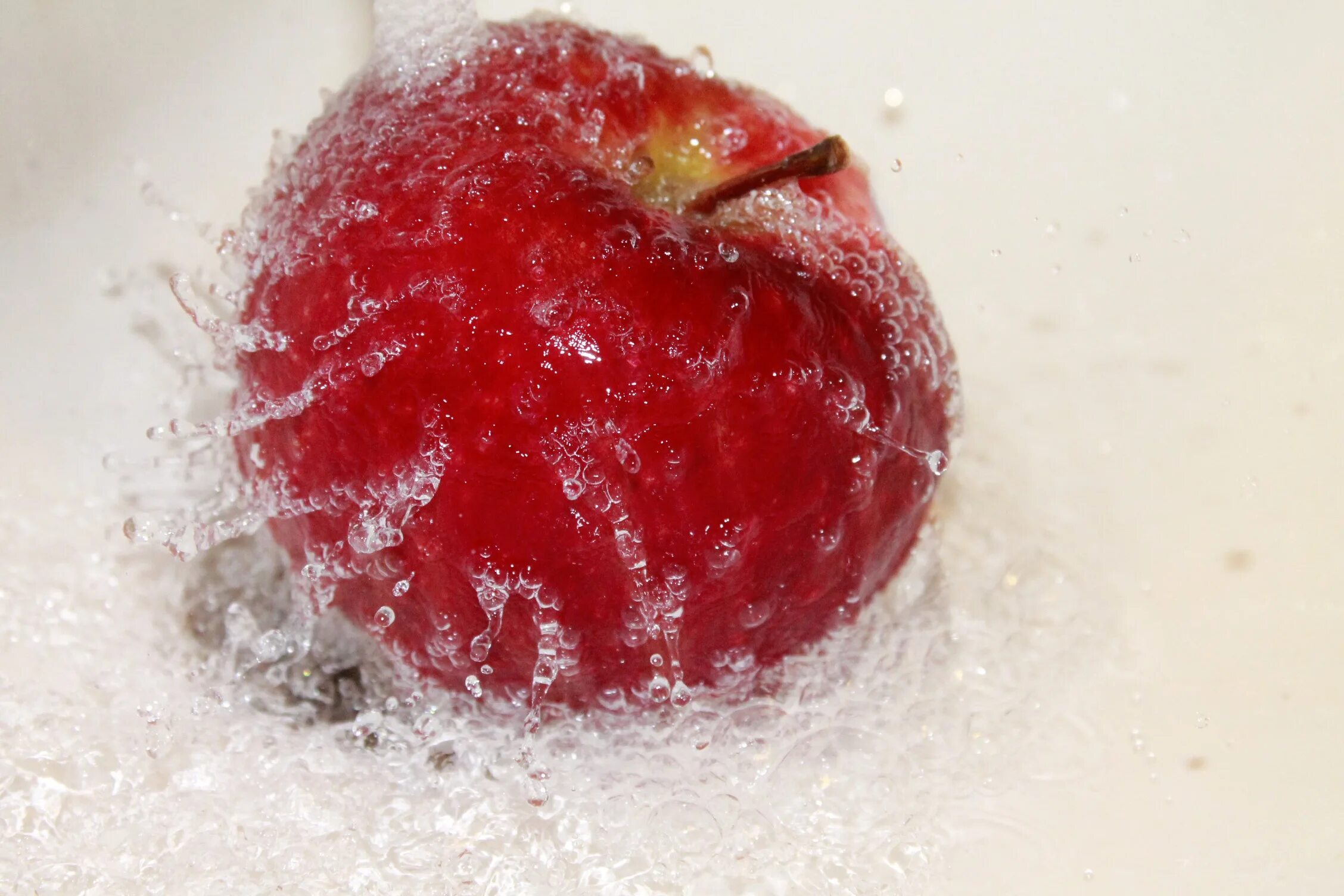 Freezing fruits. Яблоко с каплями воды. Мокрое яблоко. Фрукты в воде. Мокрое красное яблоко.