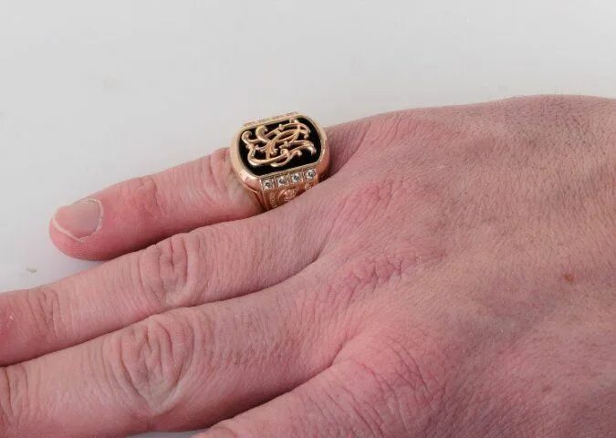 Перстень мужской. Печатка оникс 399. Перстень на мизинец мужской. Золотой перстень нигора. Золотая печатка кп1070.