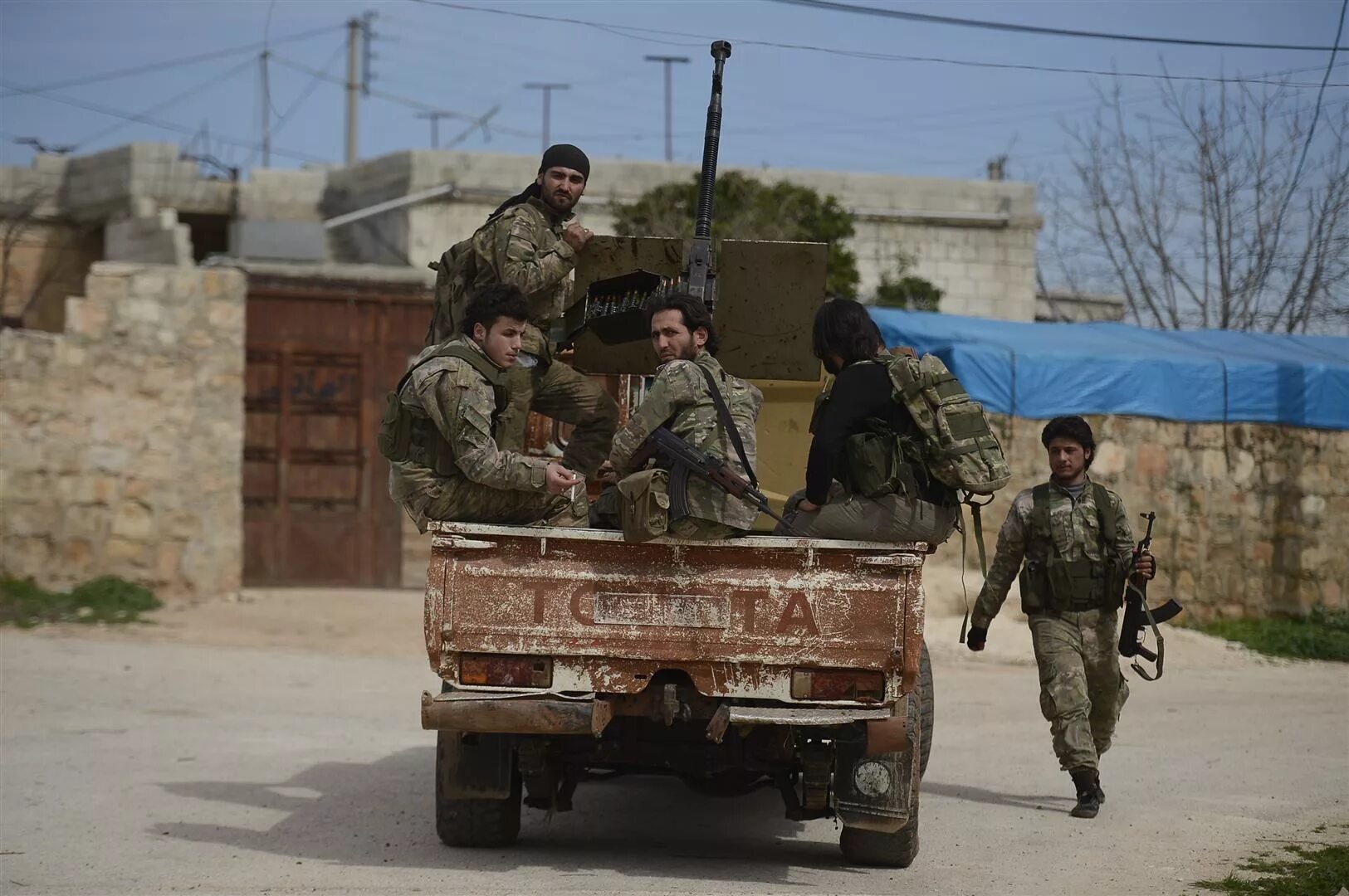Террористы оон. Операция оливковая ветвь в Сирии. Операция «оливковая ветвь». Два турецких воина на рынке. Военная фото в Сирийске со спины.