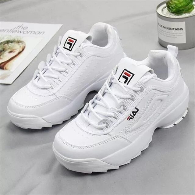 Белые кроссовки на высокой платформе. Кроссовки на высокой подошве мужские белые. Кроссовки женские белые. Белые кеды найк с толстой подошвой. Кроссовки fila женские белые на толстой подошве.