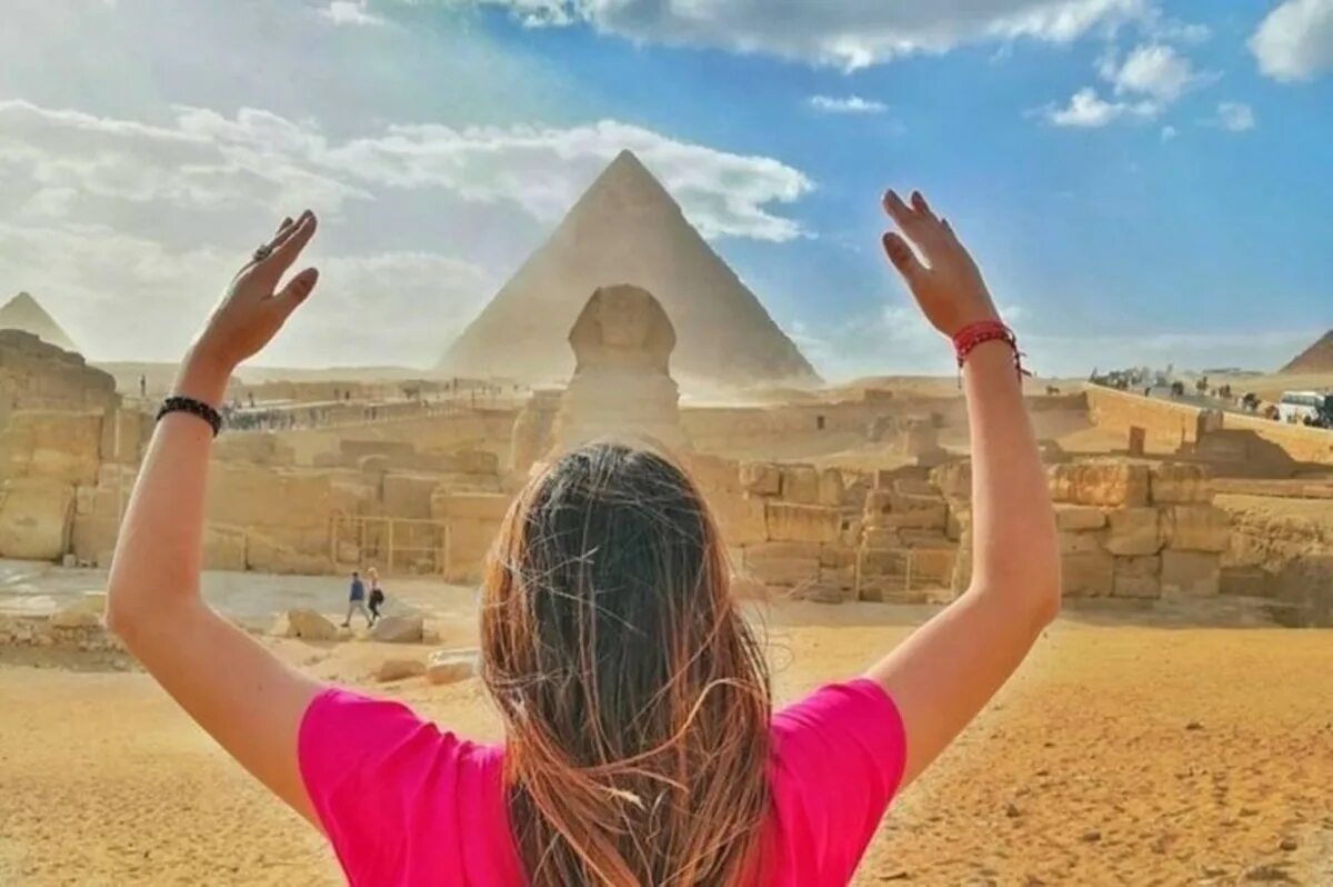 Гиза психолог. Экскурсия на пирамиды из Хургады на самолете. Пирамиды девушка. Тур на пирамиды из Хургады. Праздники в египте 2024