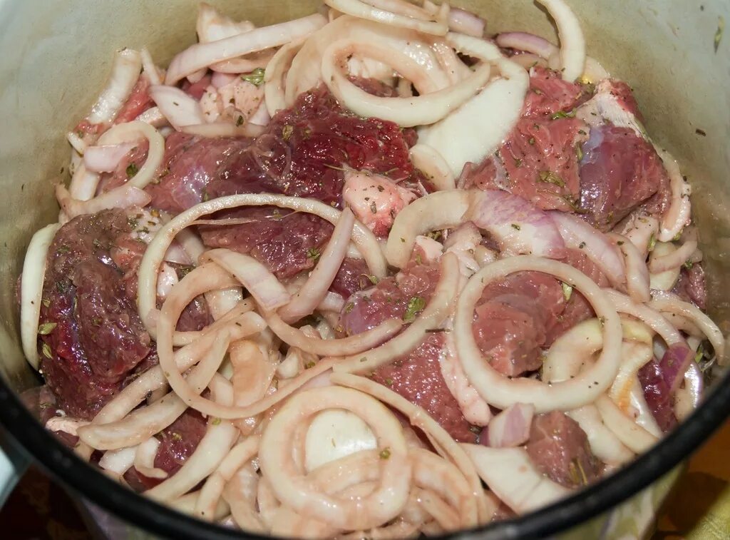 Как замариновать мясо для шашлыка в уксусе. Маринад для шашлыка. мясо для шашлыка из свинины. мясо с луком. маринад для мяса.