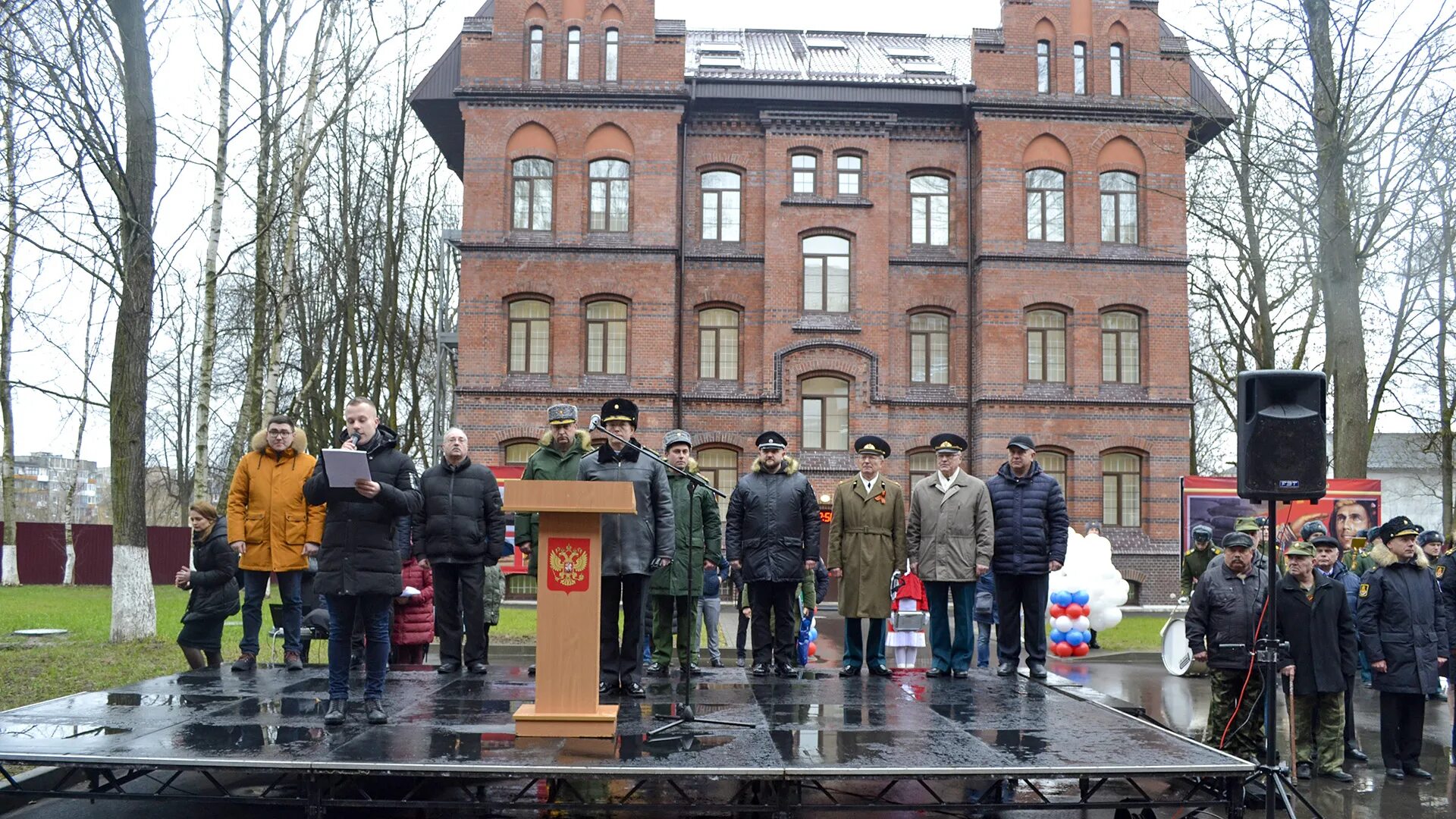 Город Гусев Калининградской области Военная часть казарма. Город Гусев Калининградской области 11 танковый полк. Войсковая часть 90151 г.Гусев Калининградская область. Калининградская область г Гусев воинская часть.