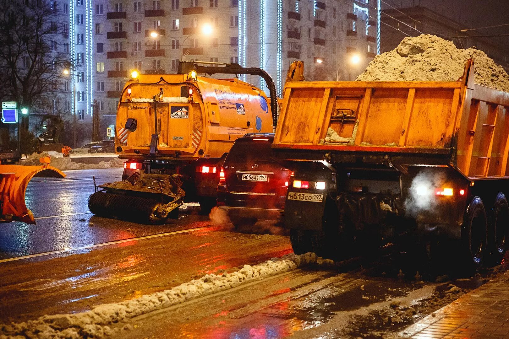 Москва чистят снег. Снегоуборочные машины для города. Уборка дорог зимой. Снегоуборочная машина для дорог. Уборка улиц от снега.