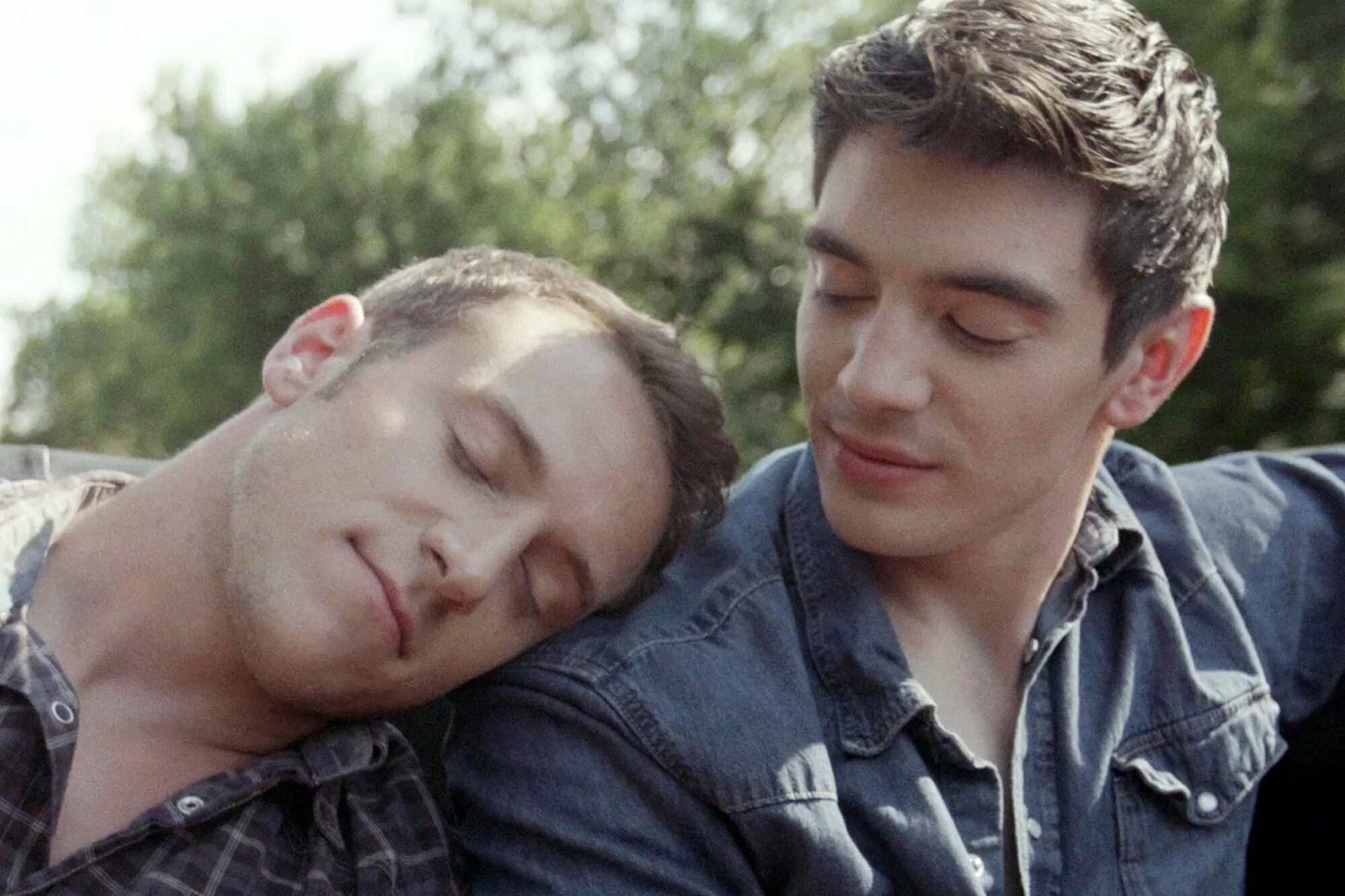 Гетеросексуальный мужчина. Мужская любовь. Гомосексуальные мужчины. Два парня обнимаются. Поцелуй украдкой натан и луи.