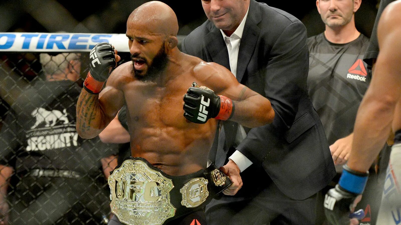 Самый лучший боец юфс. Деметриус джонсон боец ufc. деметриус джонсон - мма. деметриус джонсон с поясами. деметриус джонсон бойцы смешанных единоборств.