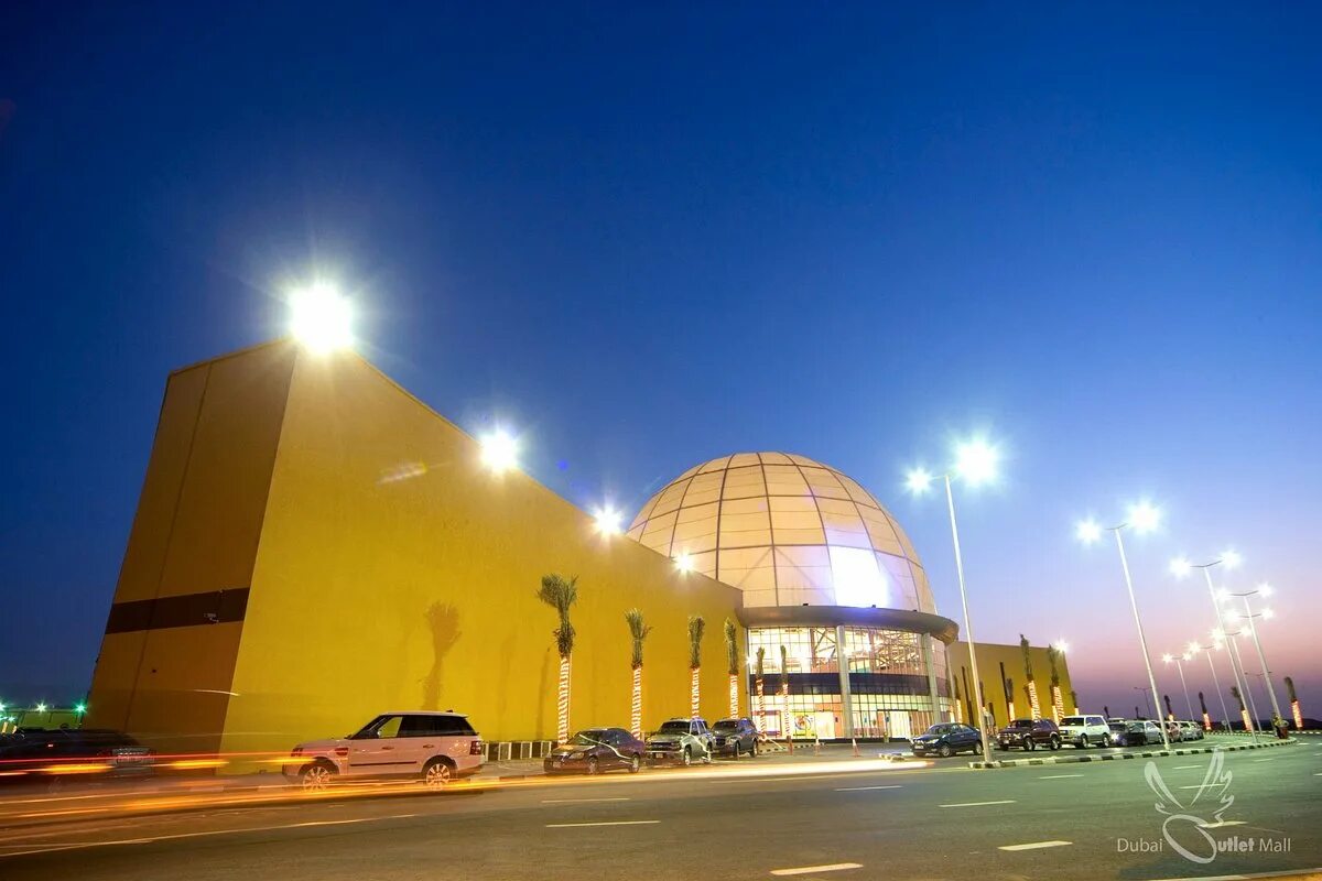 Аутлеты дубай молл. Аутлет вилладж дубай. Торговый центр outlet mall dubai. Outlet mall дубай. Аутлет молл дубай фото.