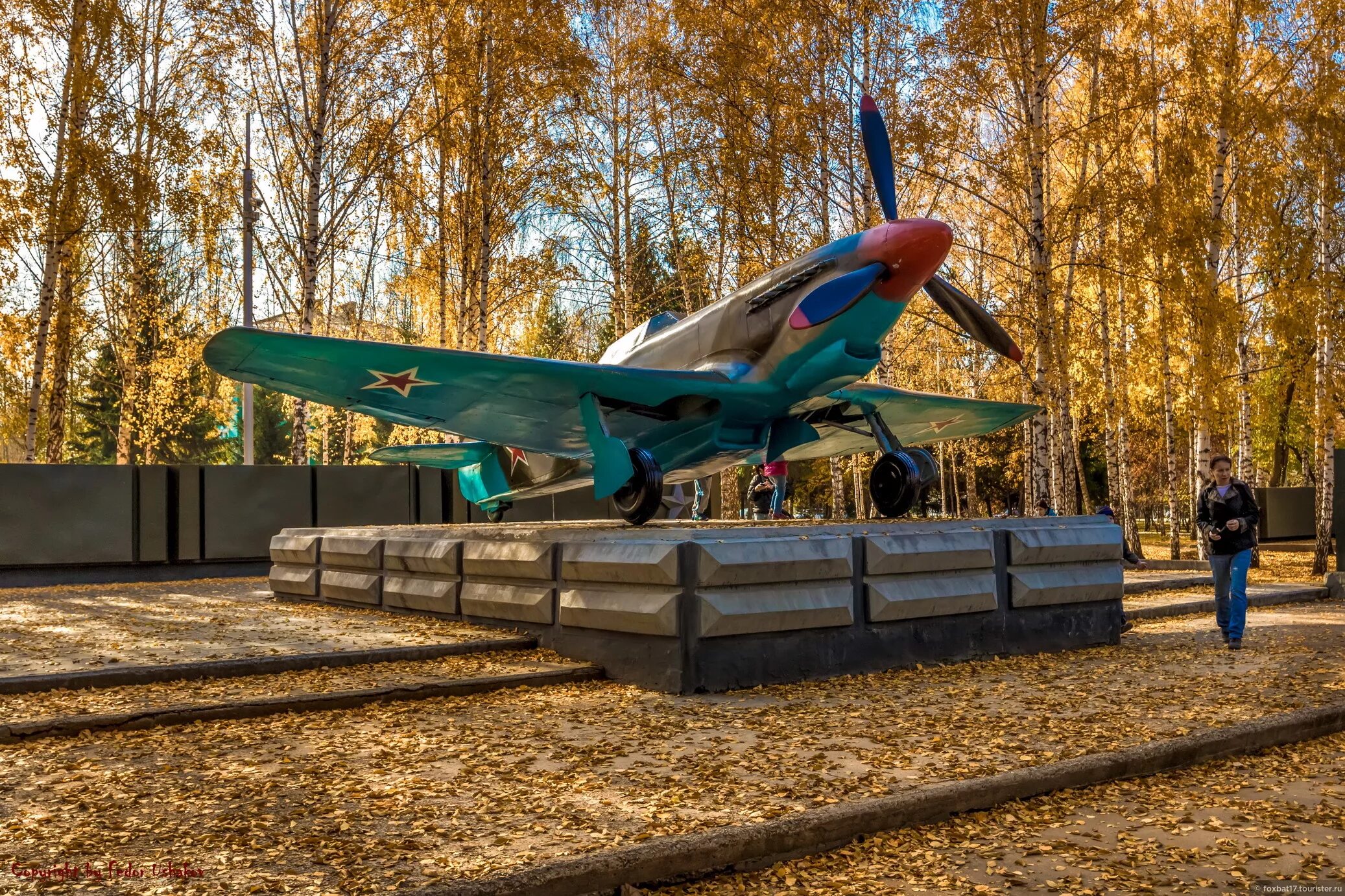 Самолет новокузнецк. Монумент славы Новосибирск. Парк Победы Новосибирск. Парк воинской славы Новосибирск. Монумент славы Новосибирск самолёты.