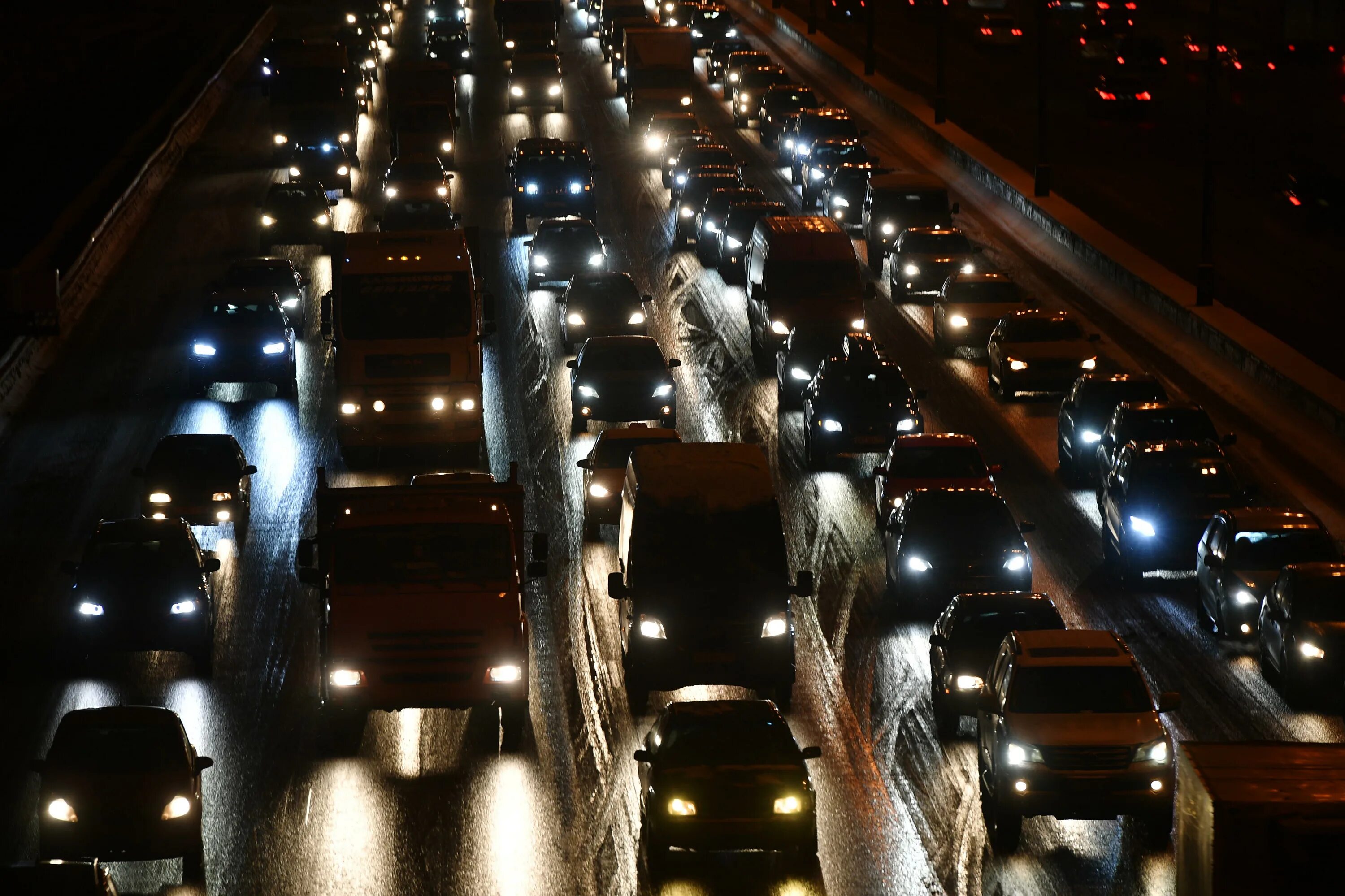 Пробки в Москве. Автомобили в пробке. Ночные пробки в Москве. Московские пробки вечером.