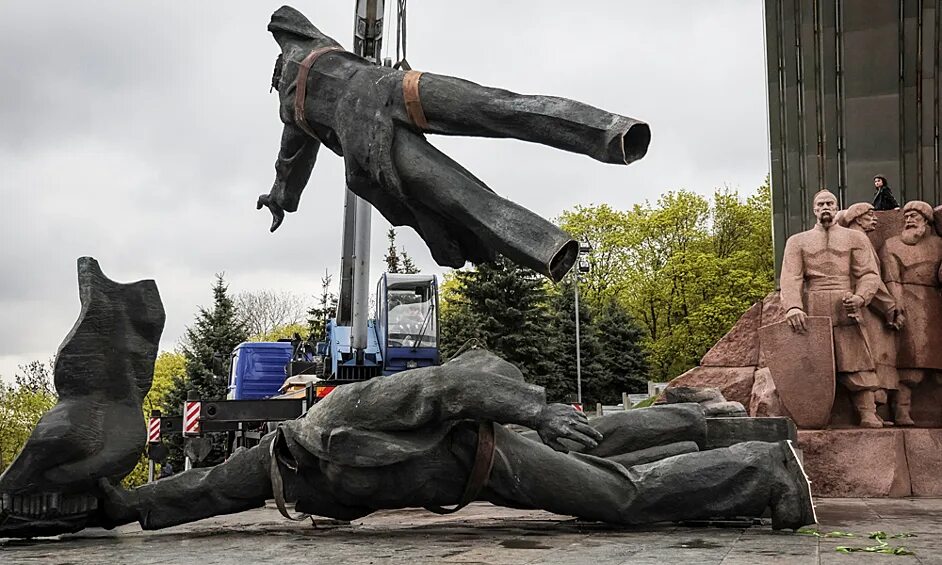 Памятник народа. Монумент дружбы народов Киев. Памятник дружбы народов в Киеве демонтаж. Арка дружбы народов Киев 2022. Киев памятник дружбы народов России и Украины.